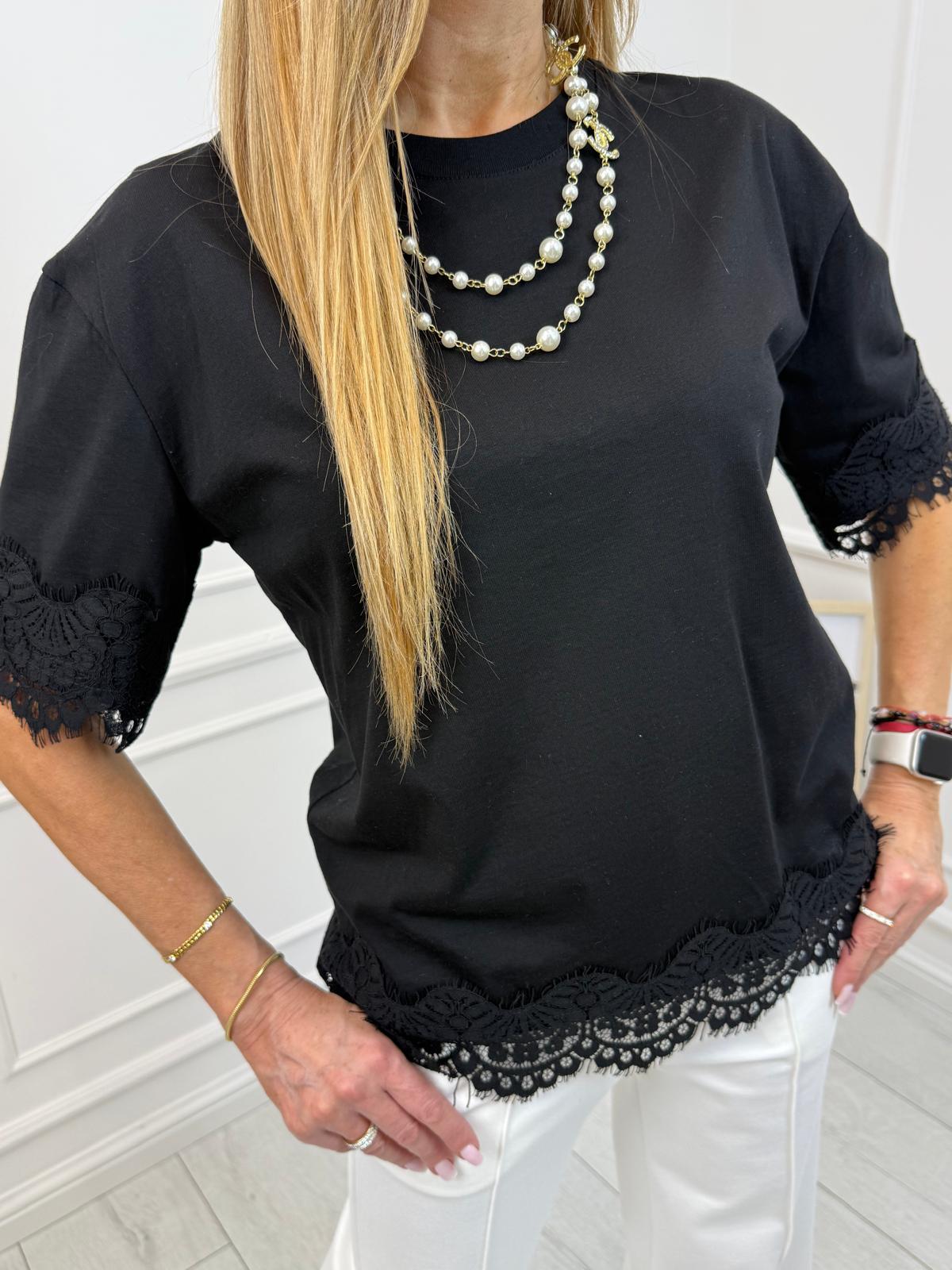 Czarna Bluzka T-shirt z Koronkowym Wykończeniem LUMINA