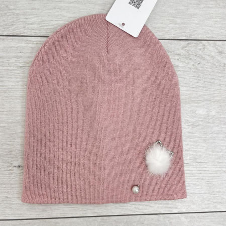 Klasyczna Czapka Minouu Pudrowa z Ozdobną Przypinką