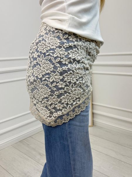 Beżowa Koronkowa Chusta Wiązana Romantyczny Akcent Stylizacji 