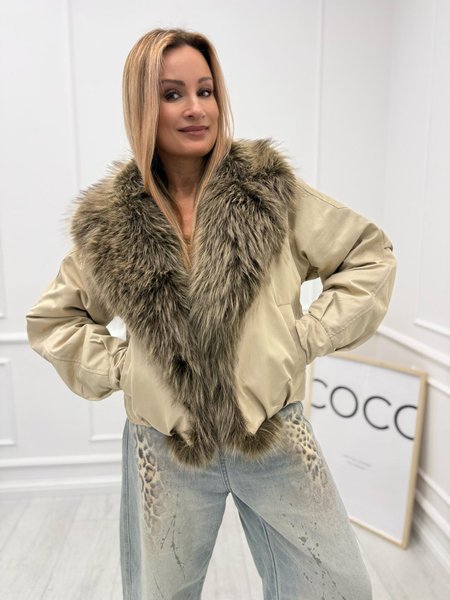 Kurtka Winter Glam z Futrzanym Kołnierzem Beżowa
