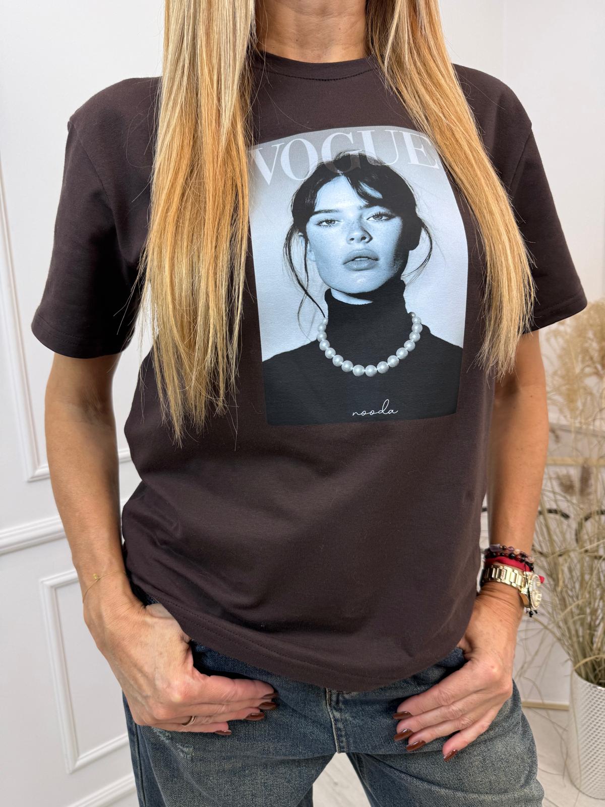 Czekoladowa Bluzka T-shirt Nooda Model VOGUE