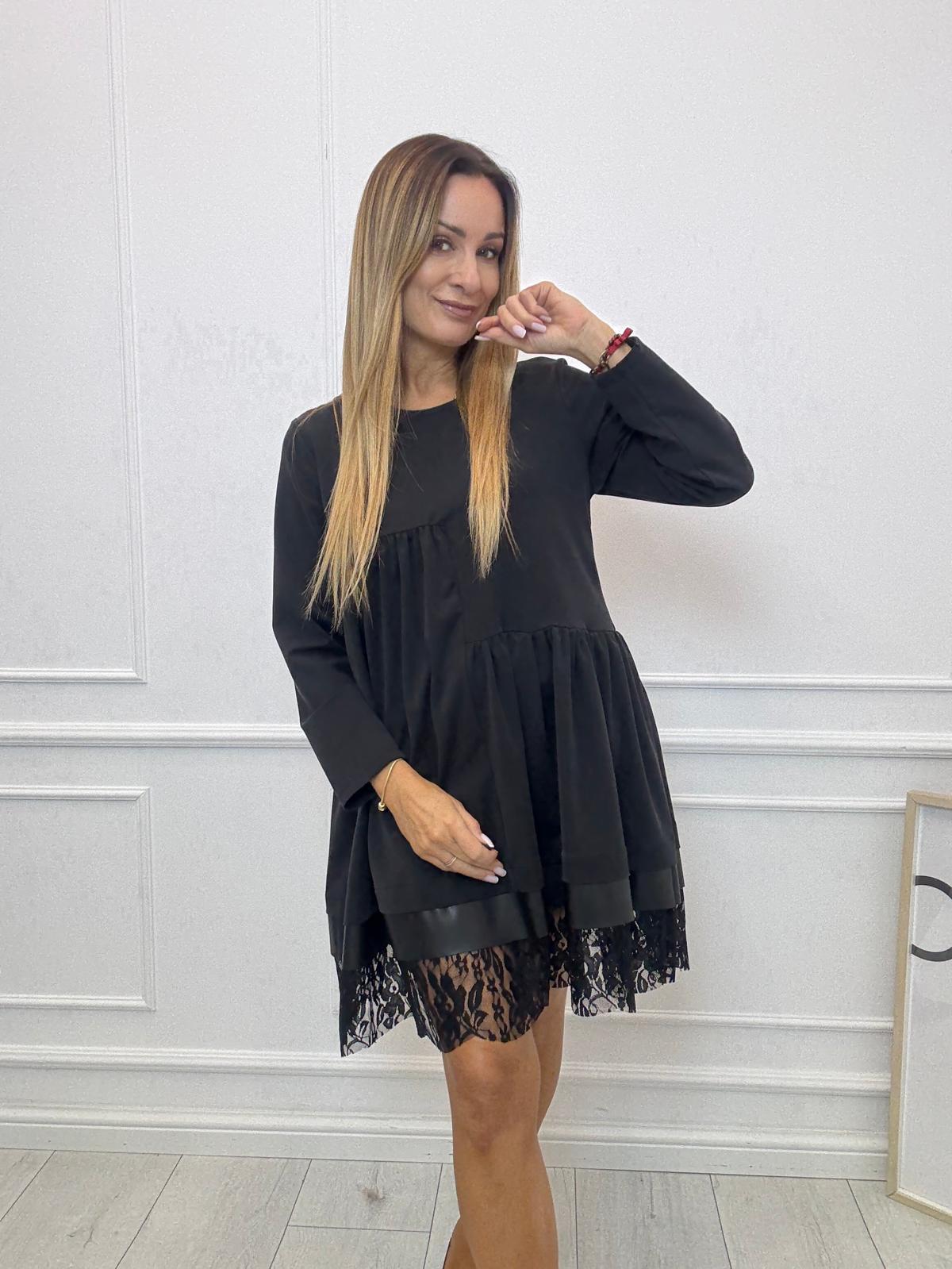 Czarna Sukienka z Asymetryczną Falbanką