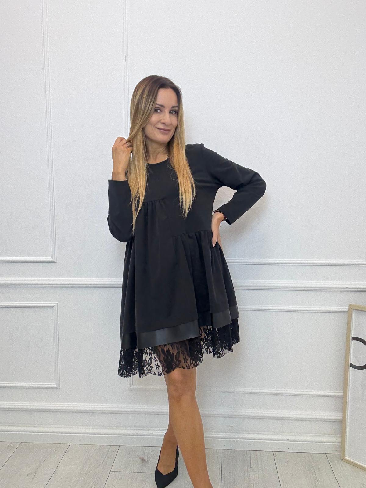 Czarna Sukienka z Asymetryczną Falbanką