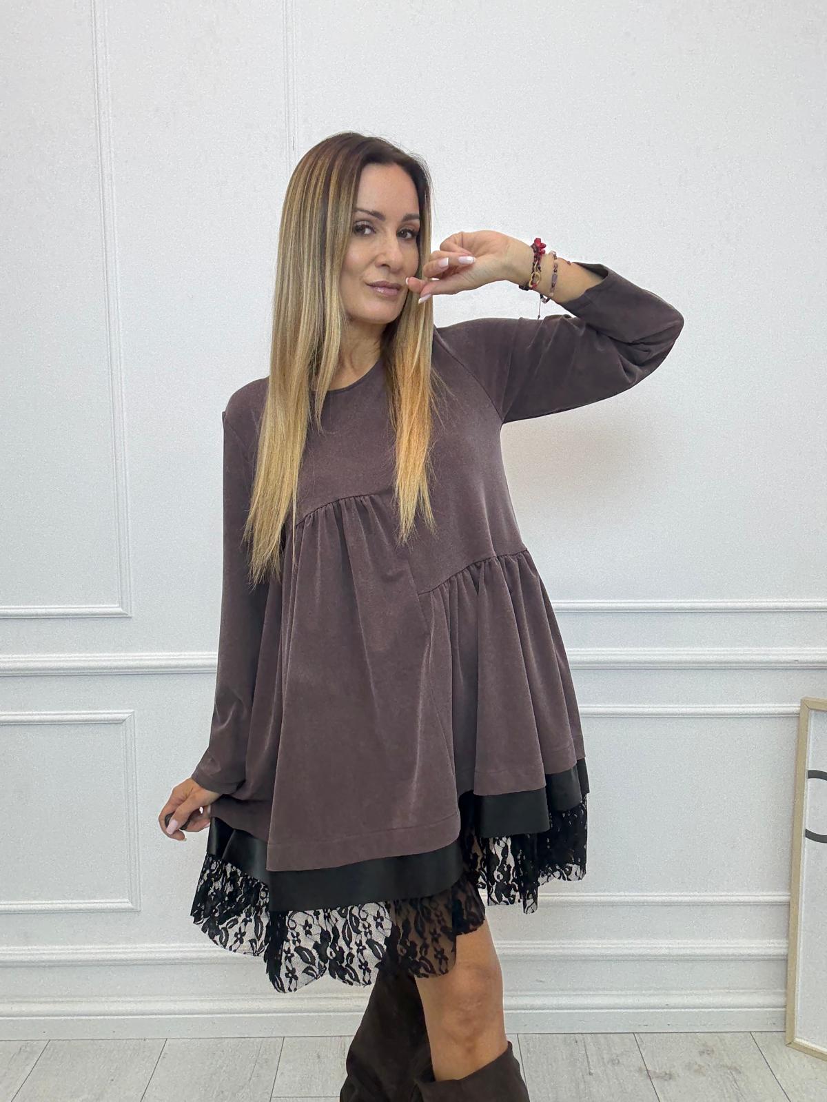 Czekoladowa Sukienka Minouu z Asymetryczną Falbanką