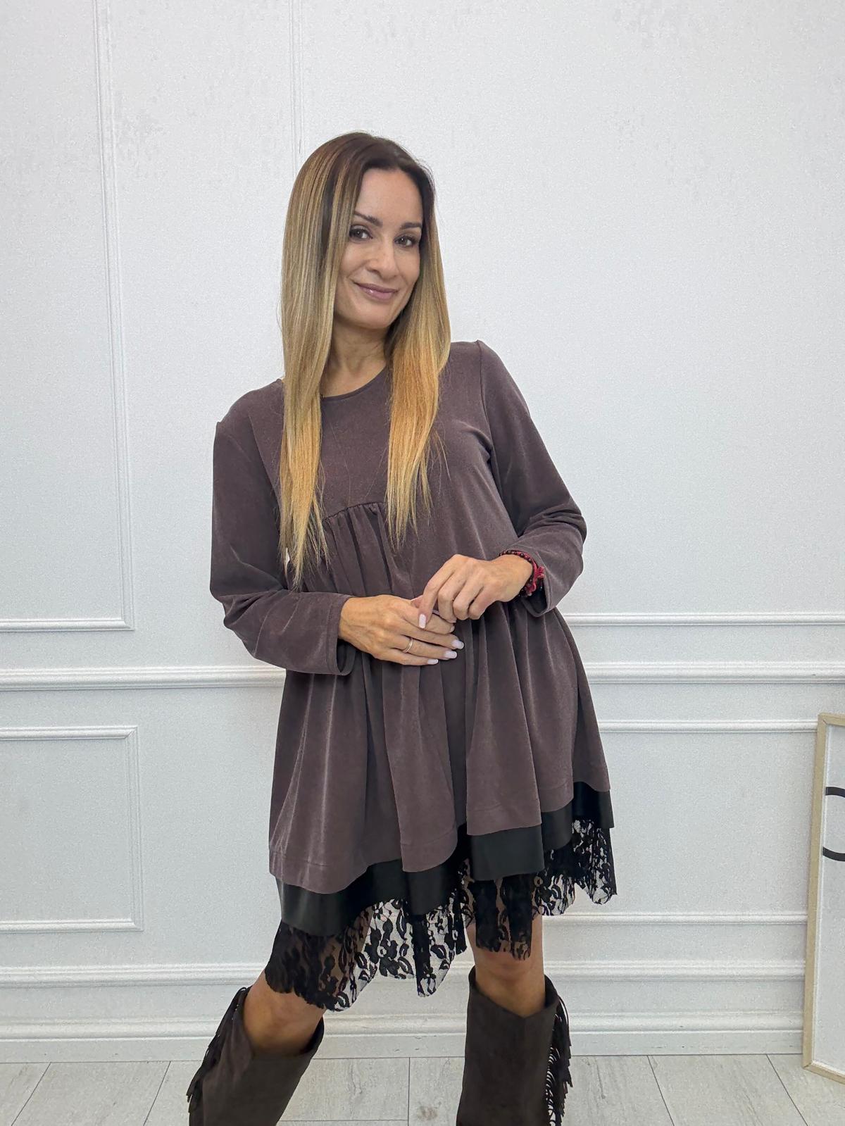 Czekoladowa Sukienka Minouu z Asymetryczną Falbanką