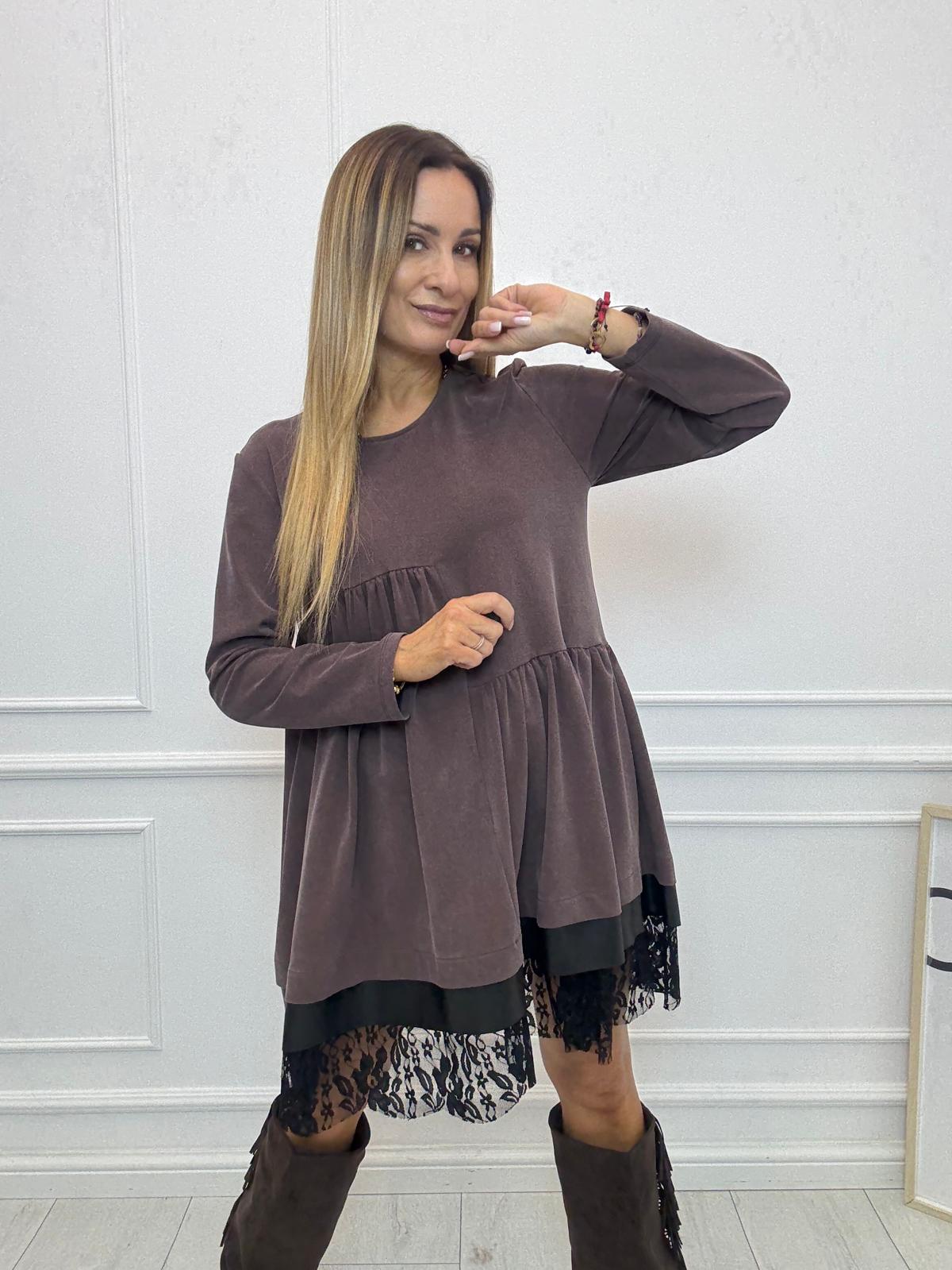 Czekoladowa Sukienka Minouu z Asymetryczną Falbanką