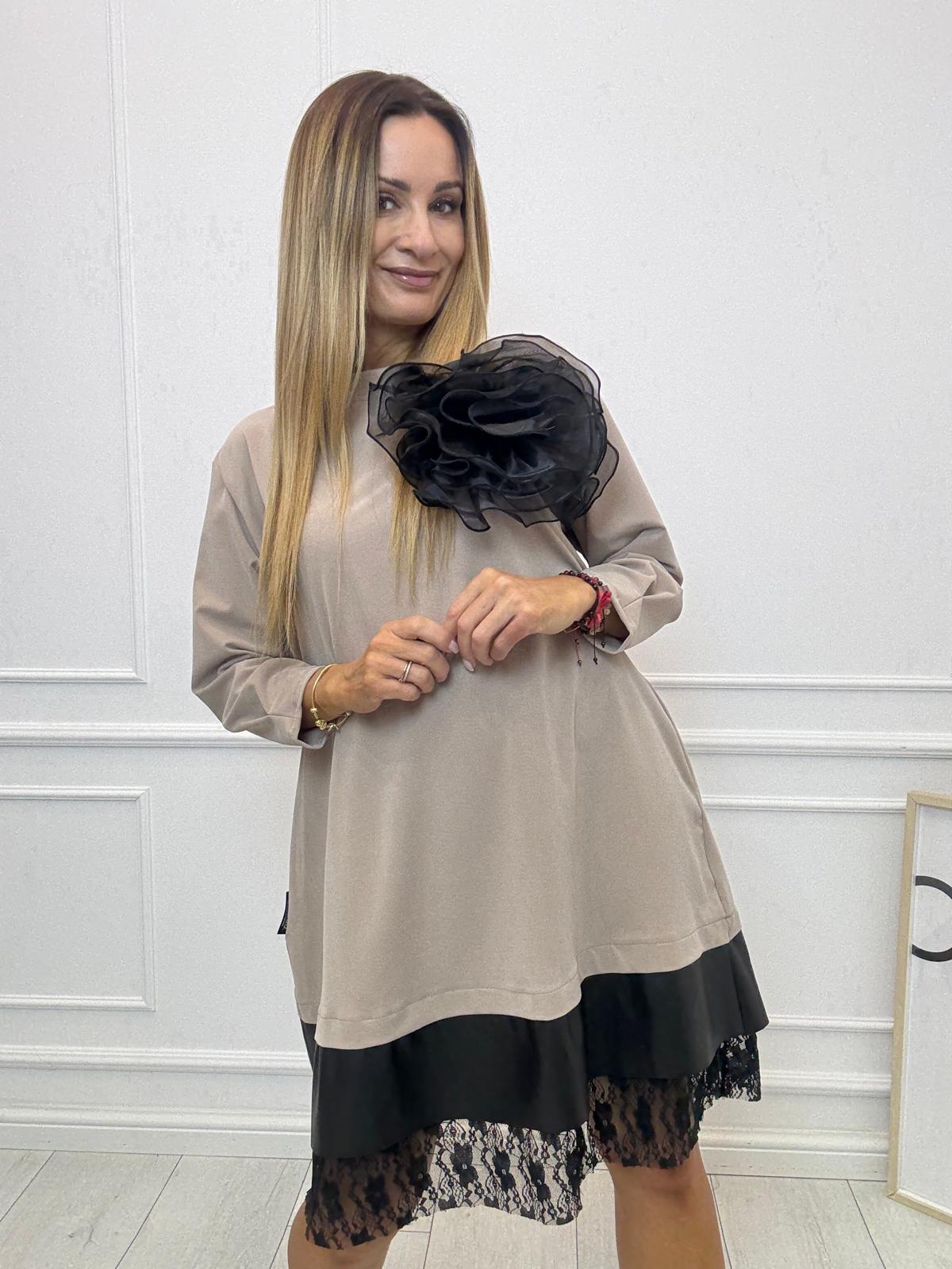 Beżowa Sukienka Minouu z Dopinaną Różą