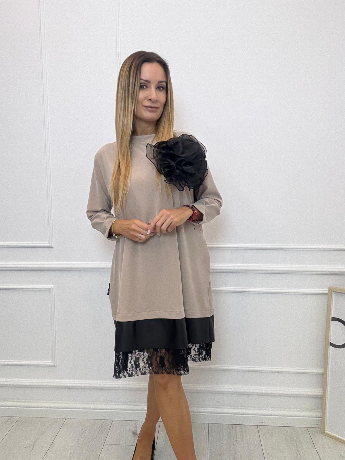 Beżowa Sukienka Minouu z Dopinaną Różą