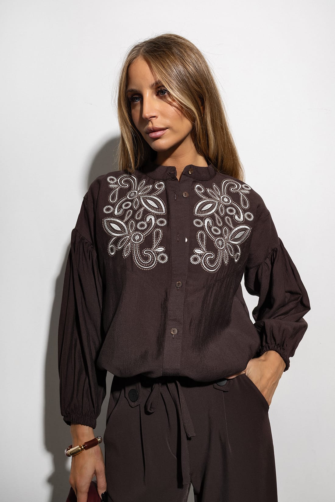 Czekoladowa Wiskozowa Koszula z Haftem XANA  
