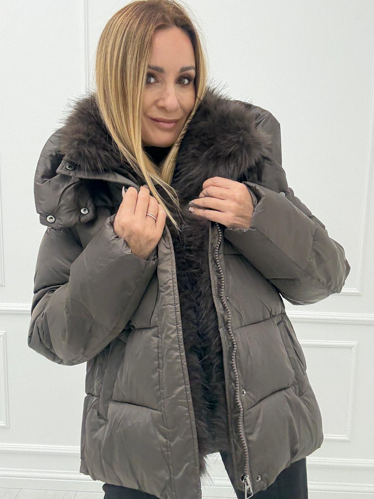 Pikowana Kurtka Czekolada Minouu z Odpinanym Futerkiem