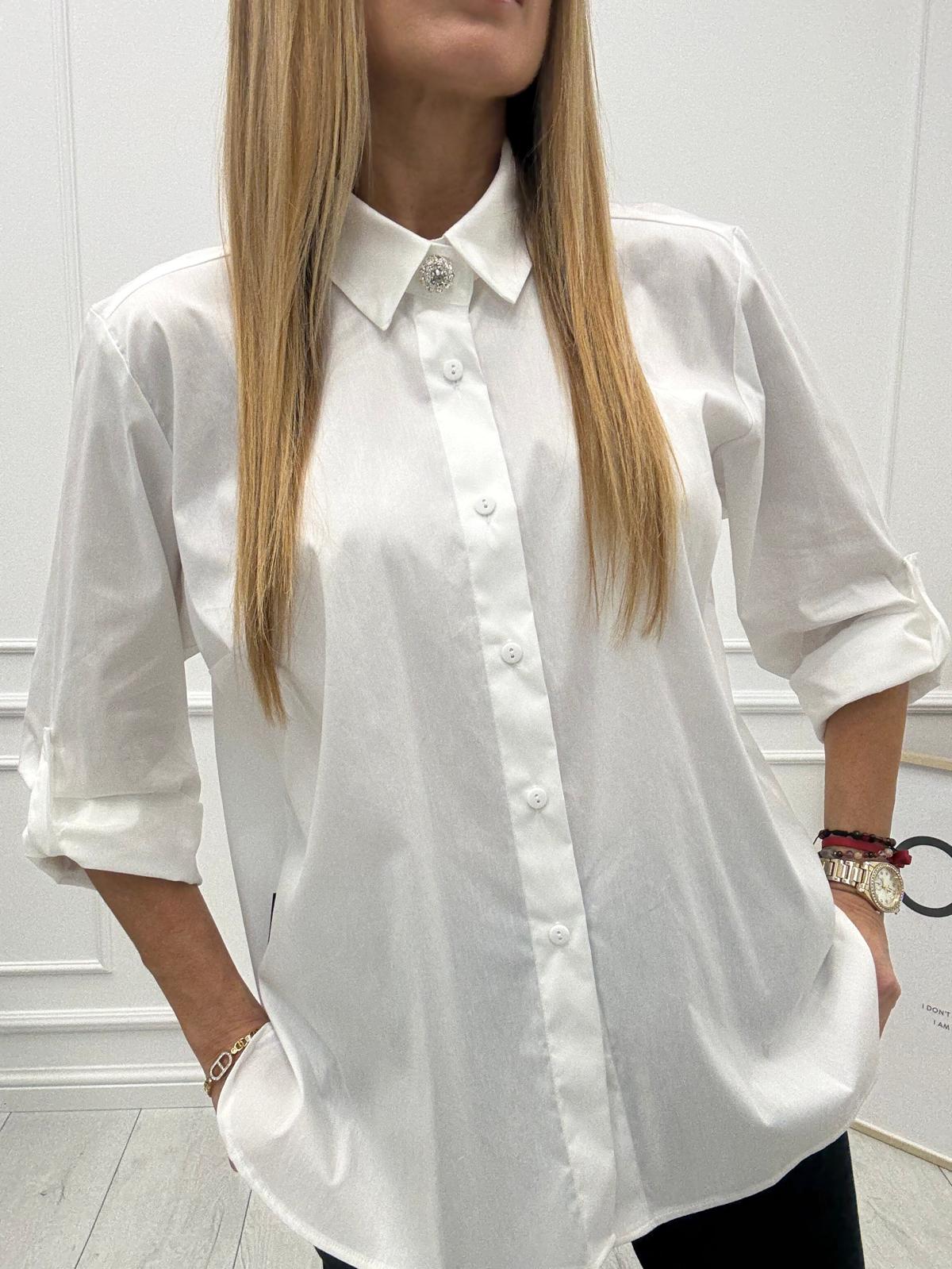 Biała Koszula Minouu z Broszką przy Kołnierzyku