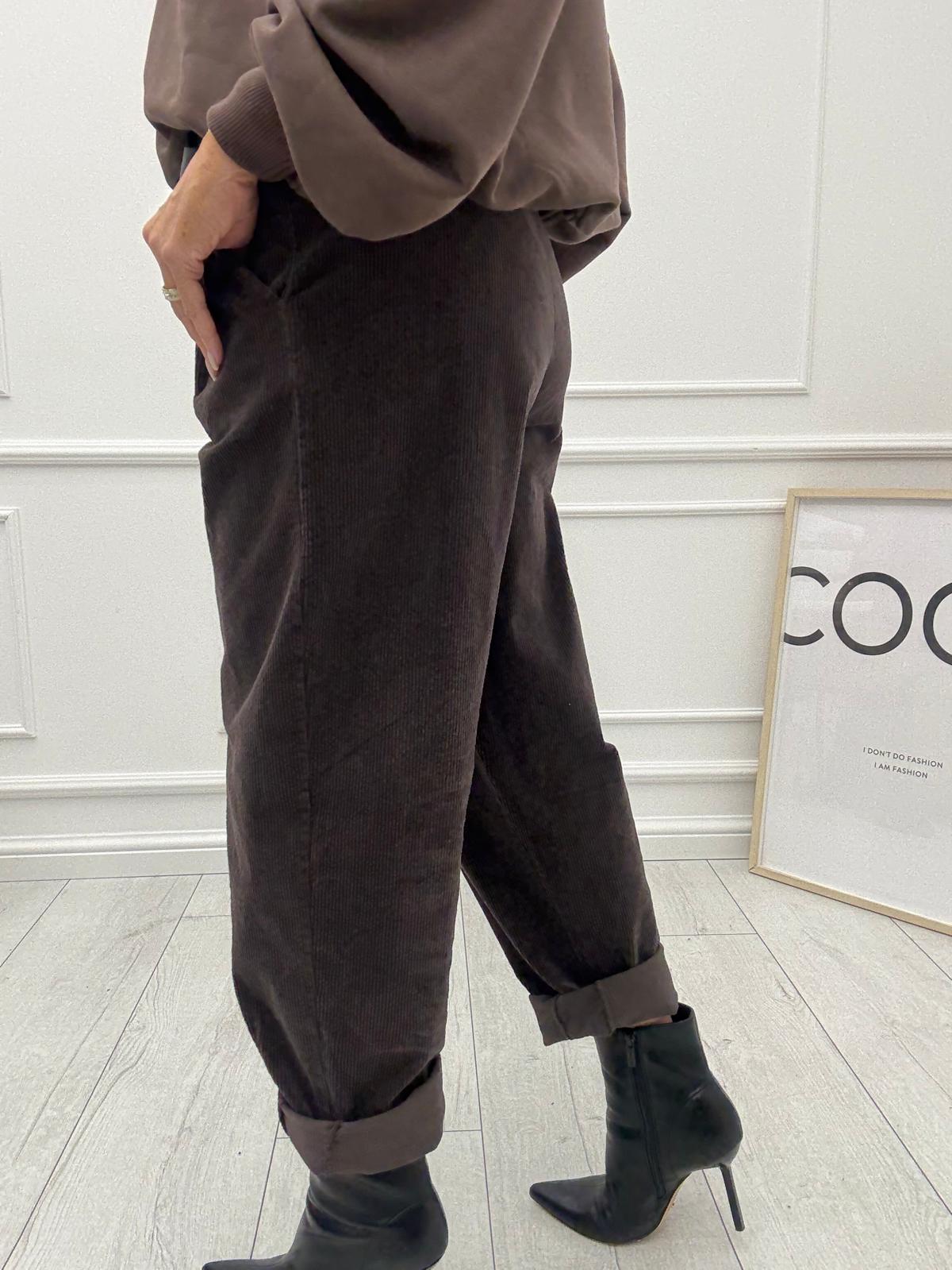 Czekoladowe Sztruksowe Spodnie z Paskiem