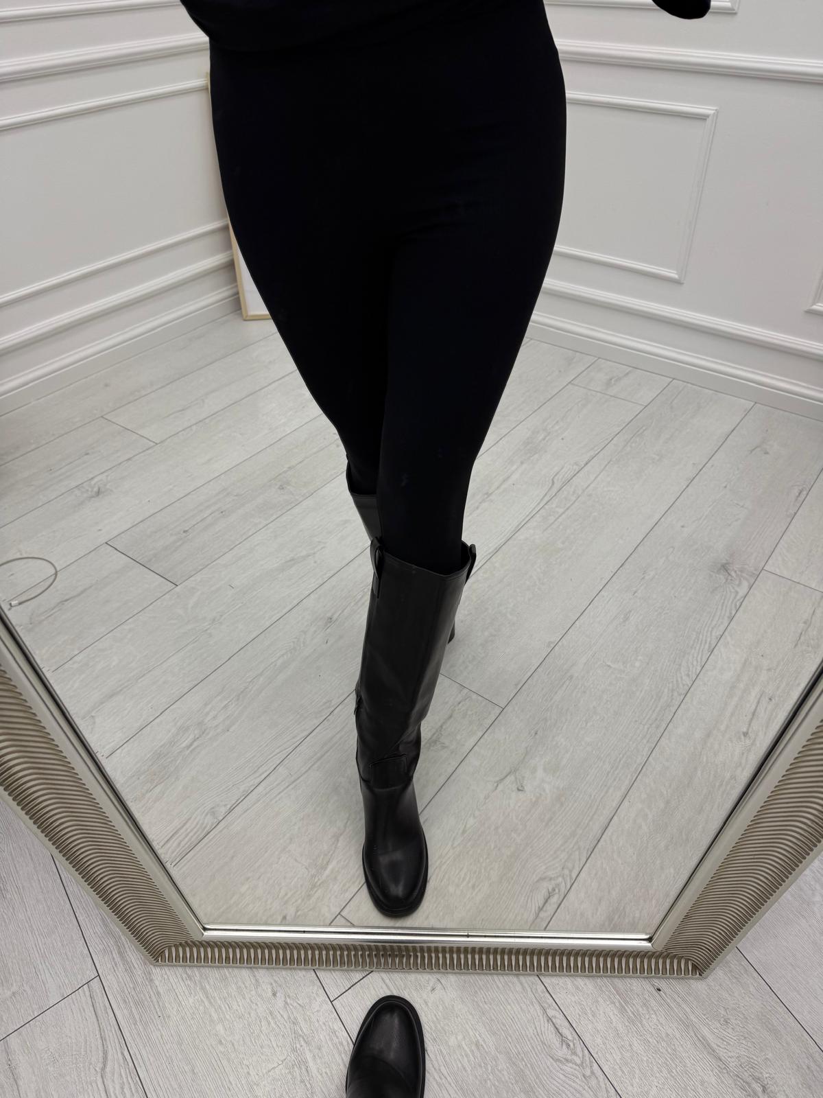 Spodnie Leginsy Czarne Slim Line Prążek Minouu