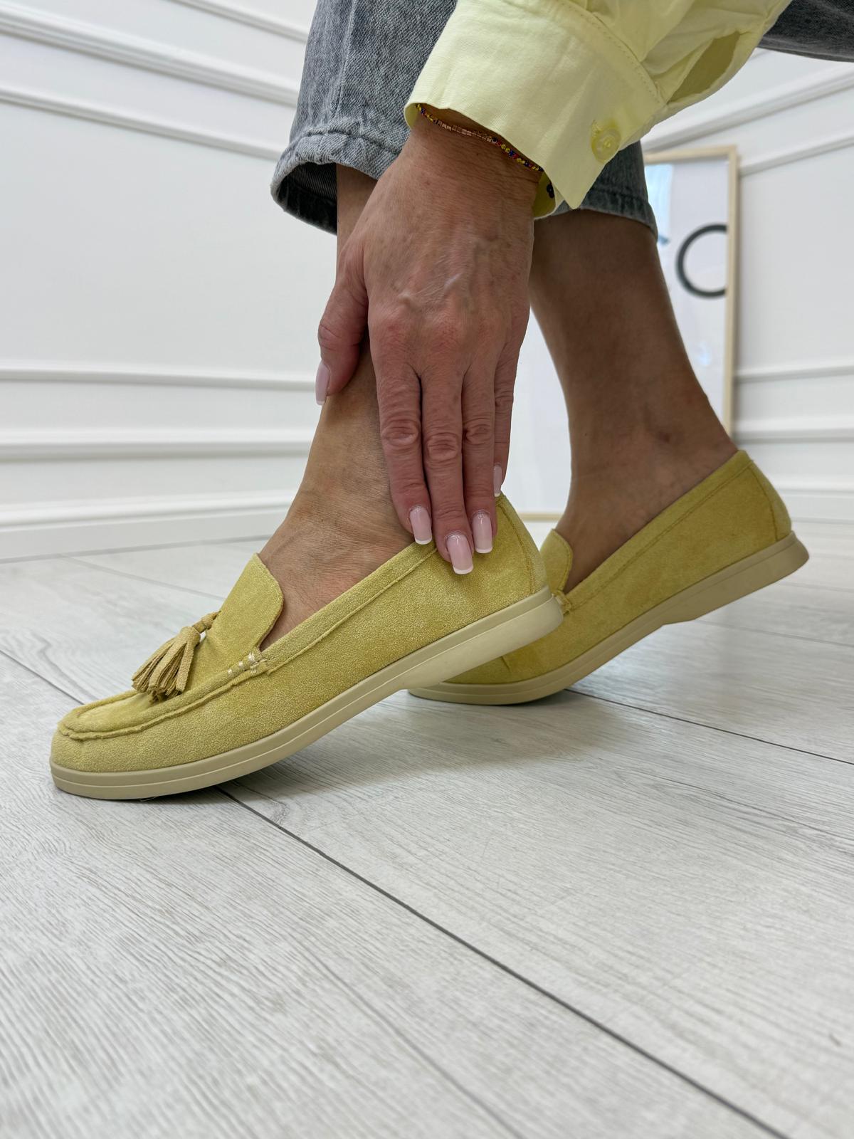 Zamszowe mokasyny damskie z frędzlami