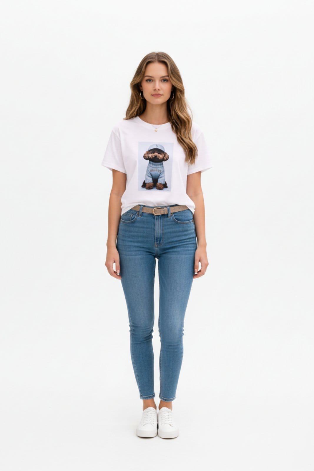 Biała Bluzka T-shirt Nooda Model Pudel Toy w Błękitnym Sweterku