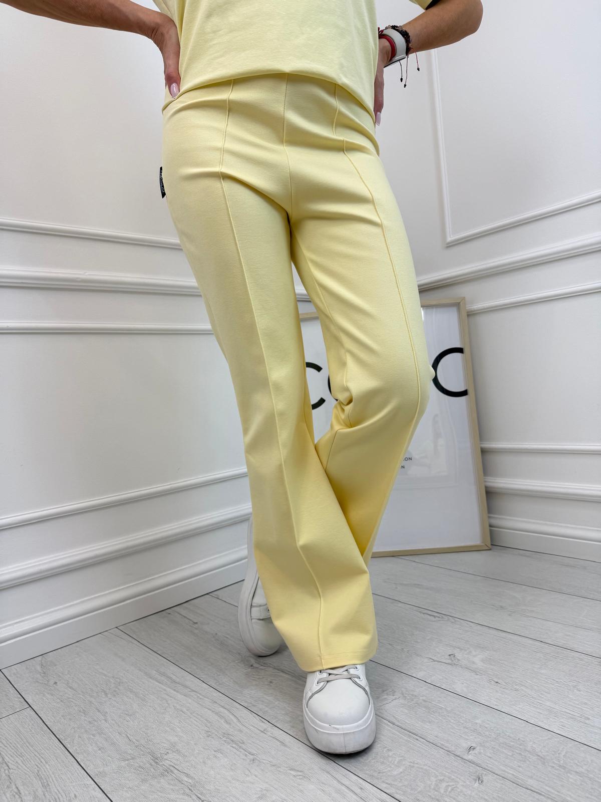  Eleganckie Spodnie Dzwony z Kantem Minouu Kolor Akacja 