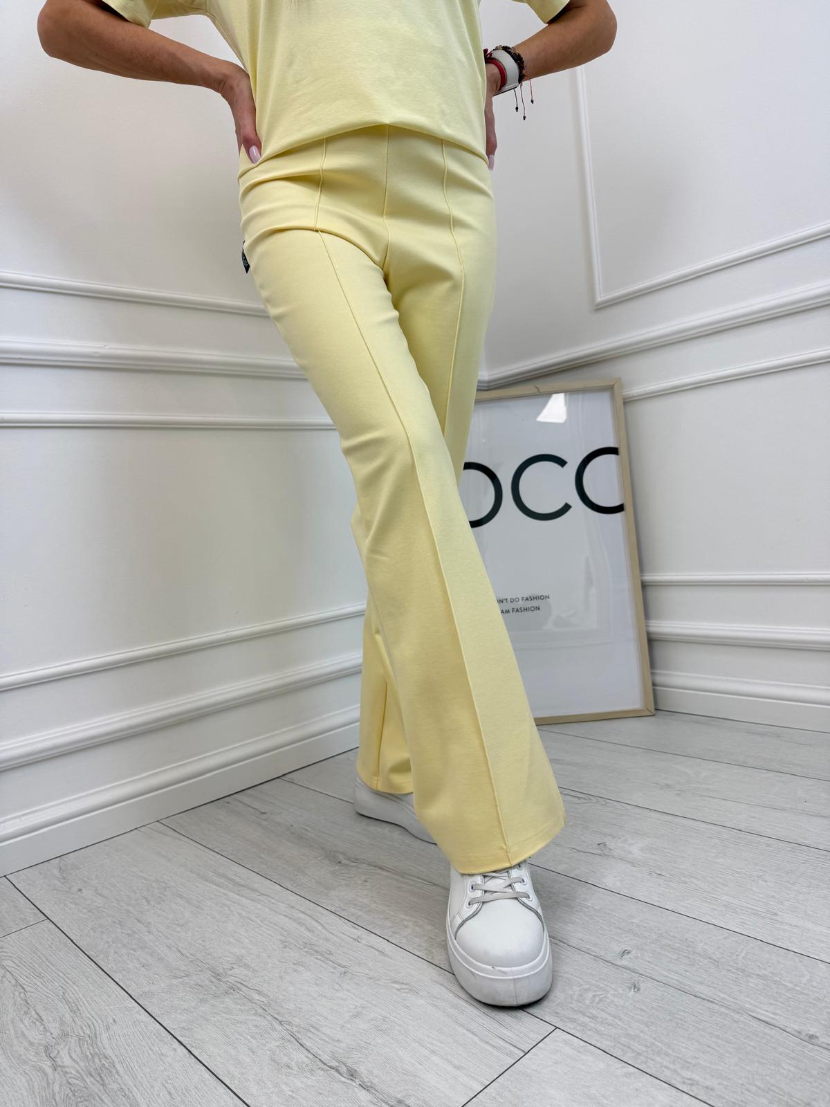  Eleganckie Spodnie Dzwony z Kantem Minouu Kolor Akacja 