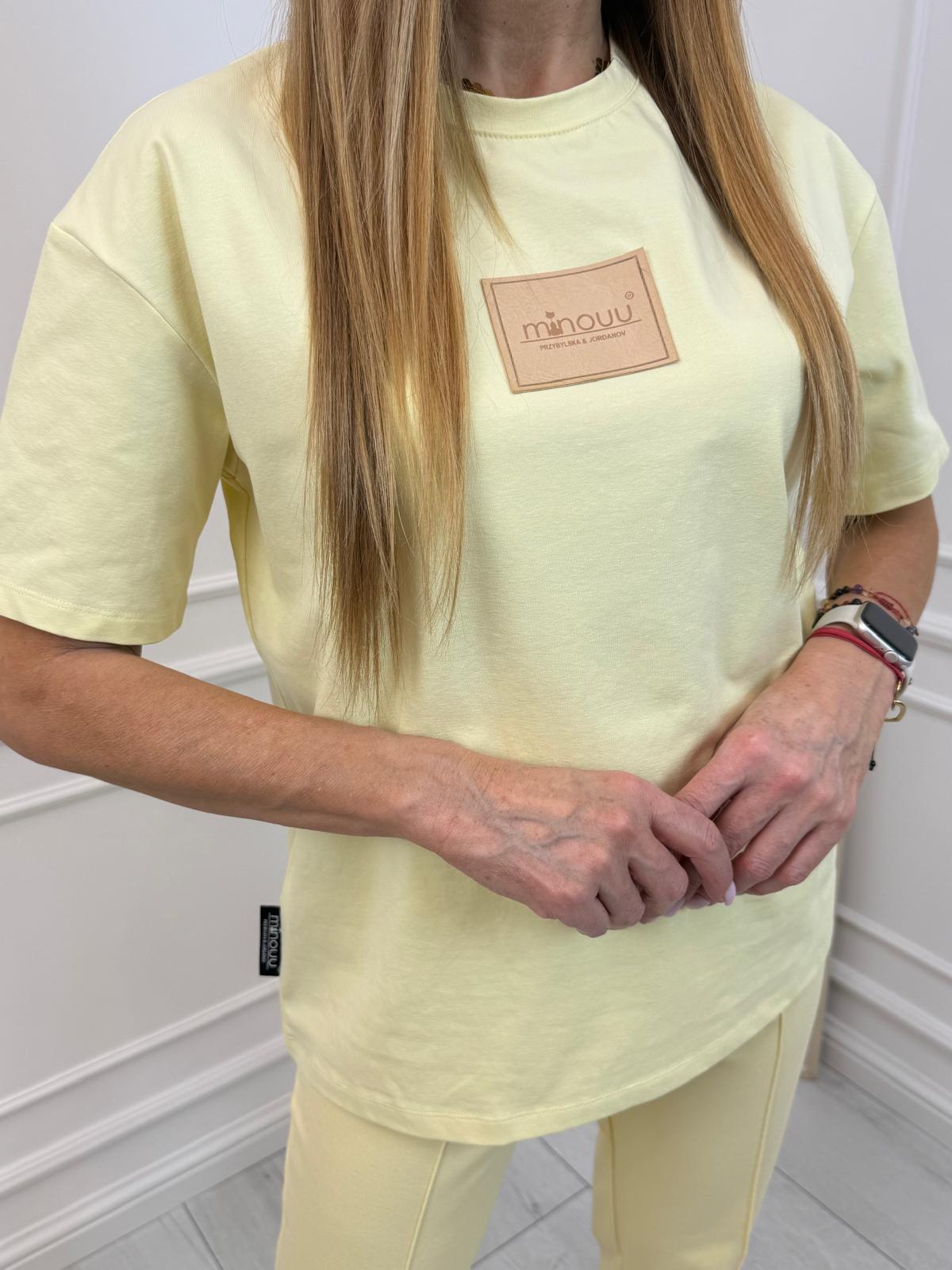 Akacjowa Bluzka T-shirt Minouu z Naszytym Logo