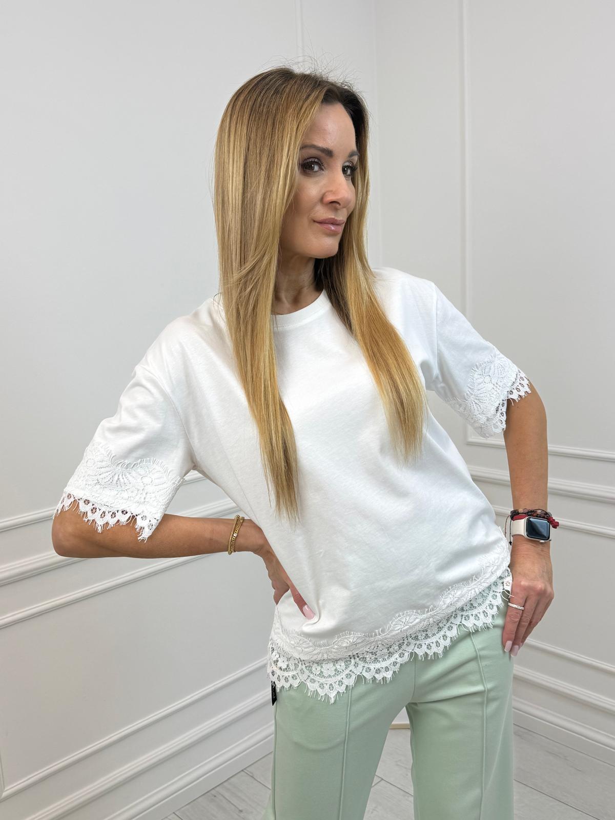 Biała Bluzka T-shirt z Koronkowym Wykończeniem LUMINA