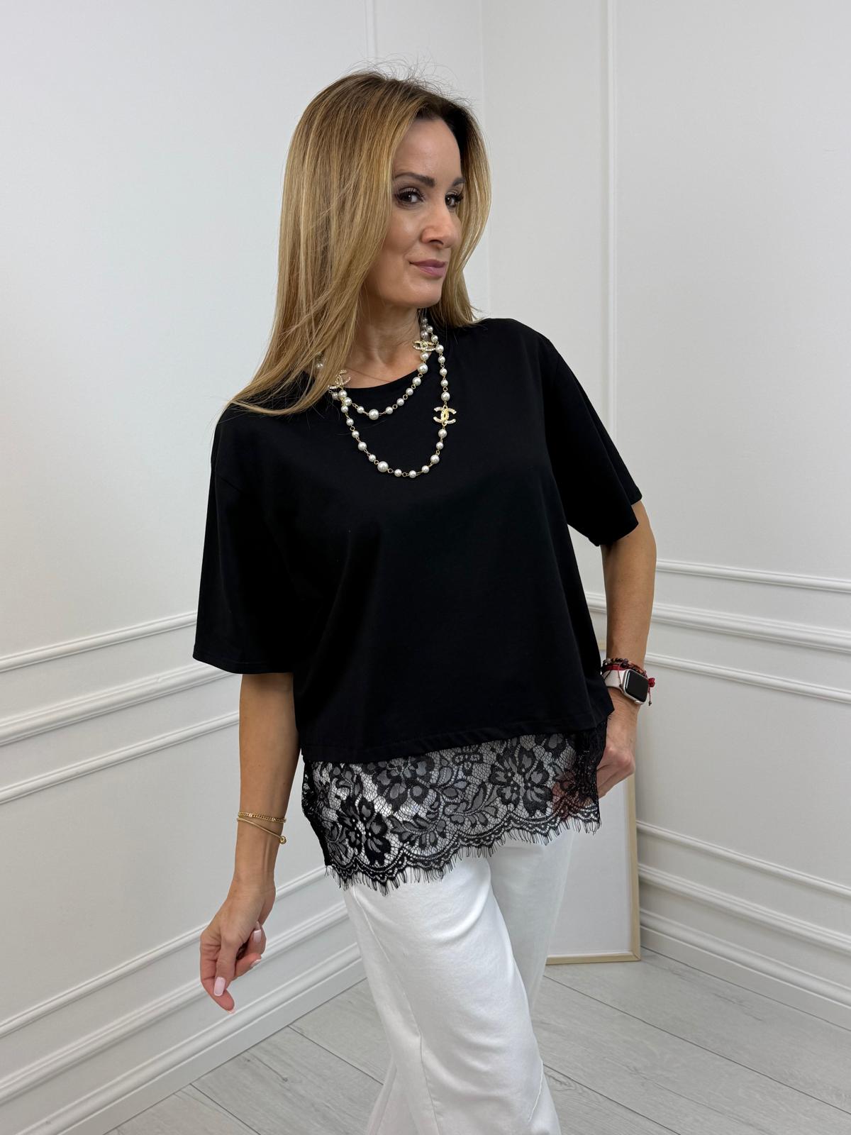 Czarna Asymetryczna Bluzka T-shirt z Koronkowym Wykończeniem LUMINA