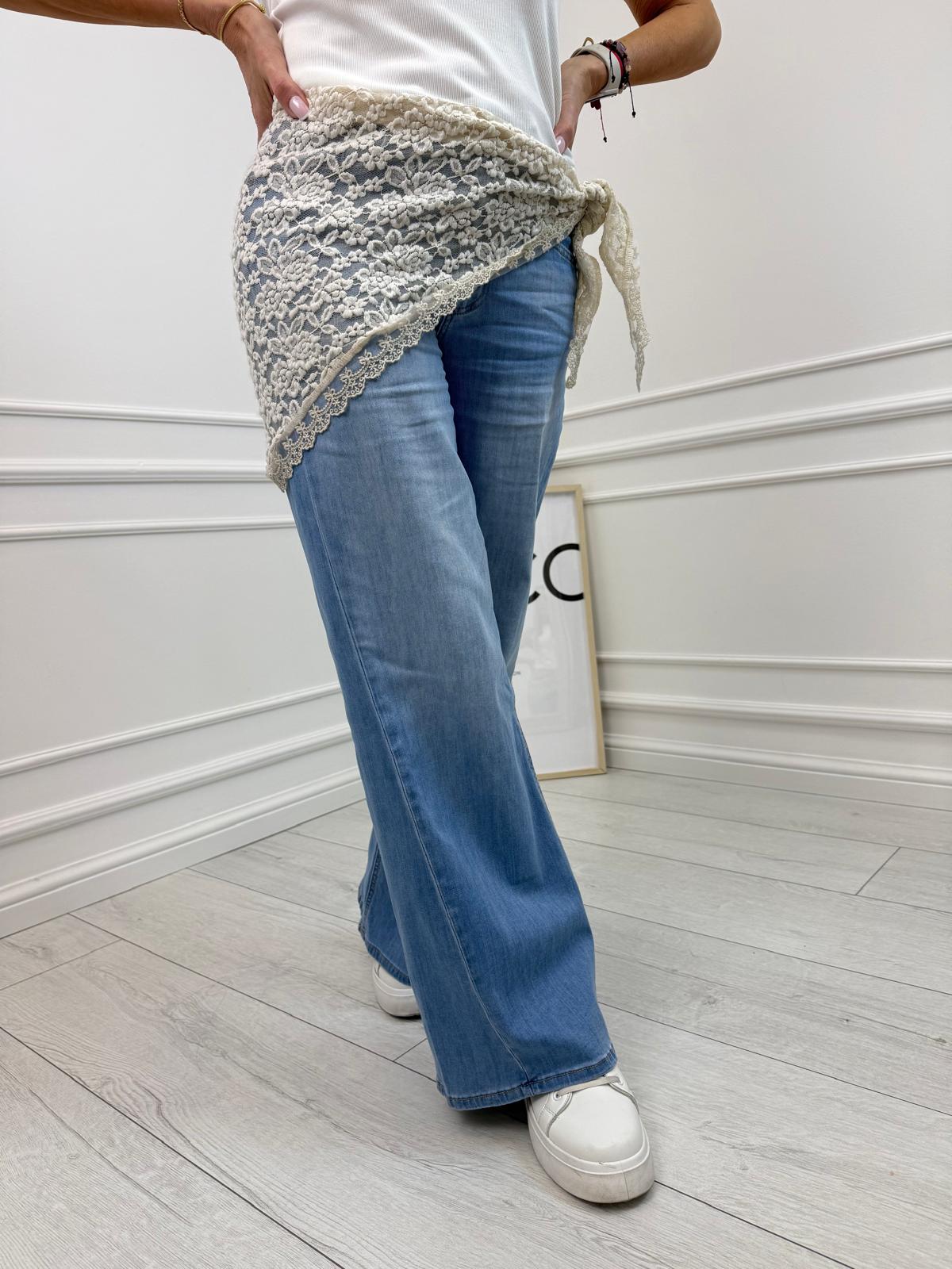 Beżowa Koronkowa Chusta Wiązana Romantyczny Akcent Stylizacji 