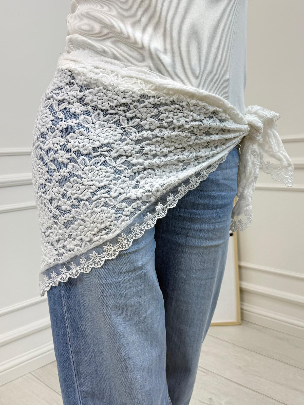 Biała Koronkowa Chusta Wiązana Romantyczny Akcent Stylizacji 