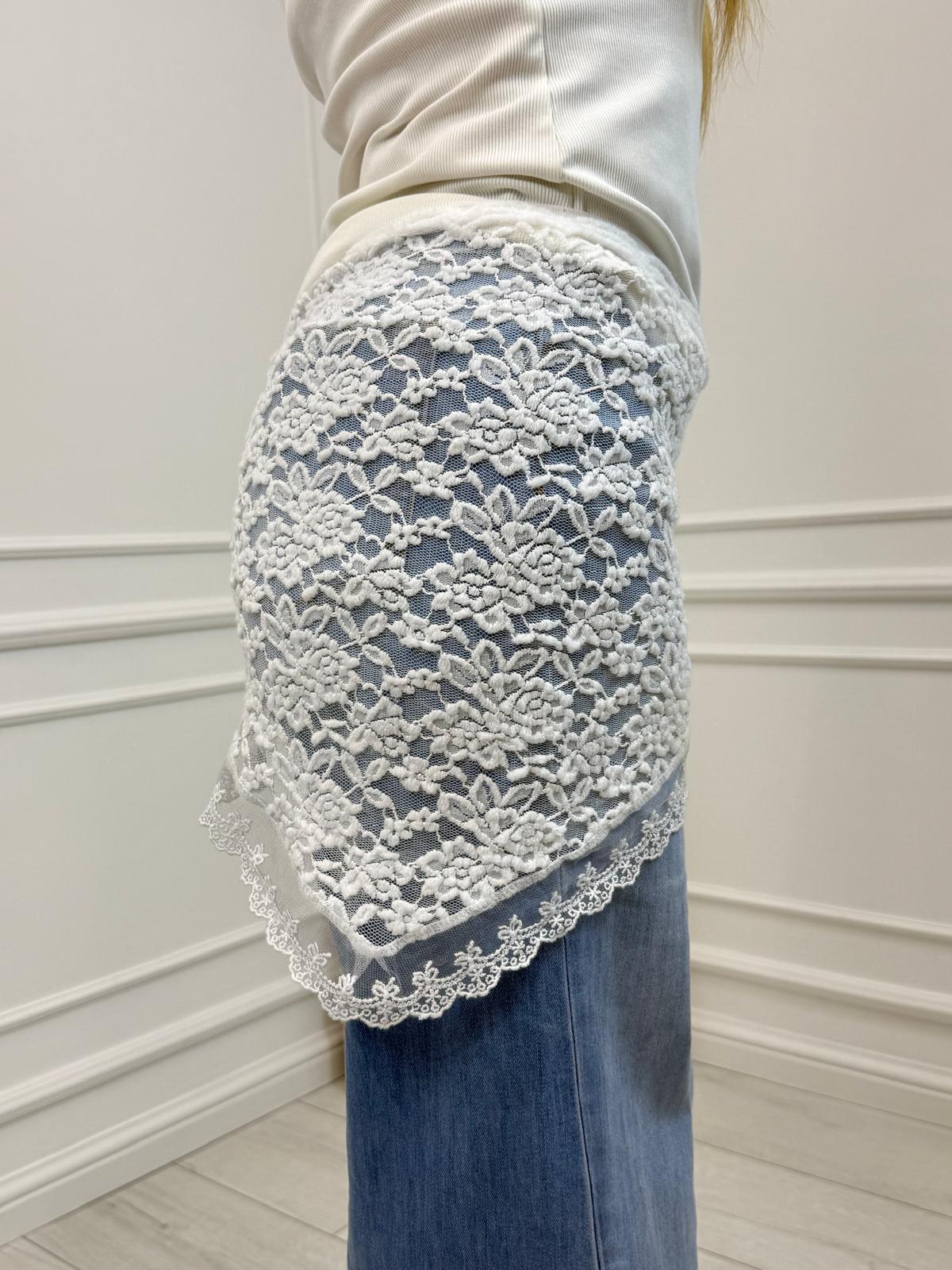 Biała Koronkowa Chusta Wiązana Romantyczny Akcent Stylizacji 