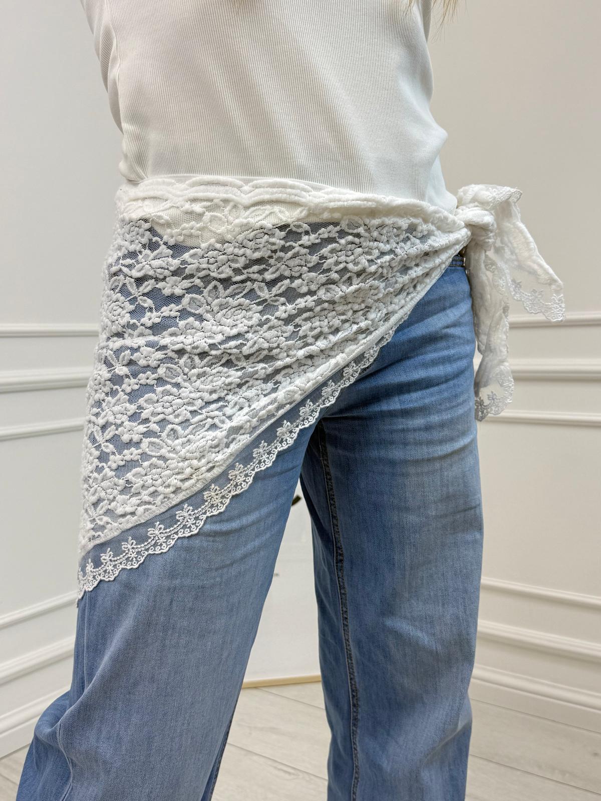 Biała Koronkowa Chusta Wiązana Romantyczny Akcent Stylizacji 