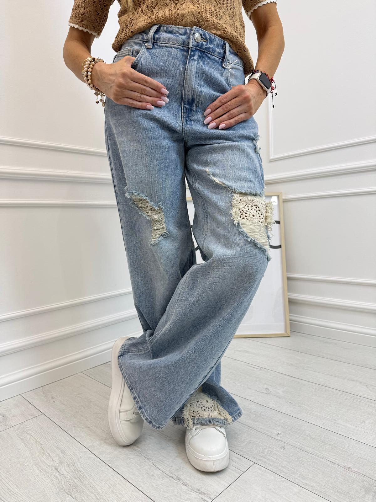 Jeansy wide leg z przetarciami i koronkowymi wstawkami
