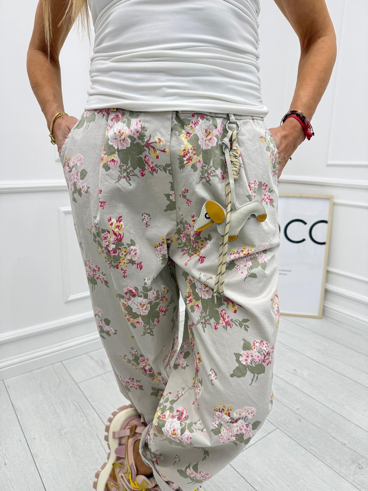 🌸 Bawełniane spodnie w kwiaty z modną przywieszką 🌸