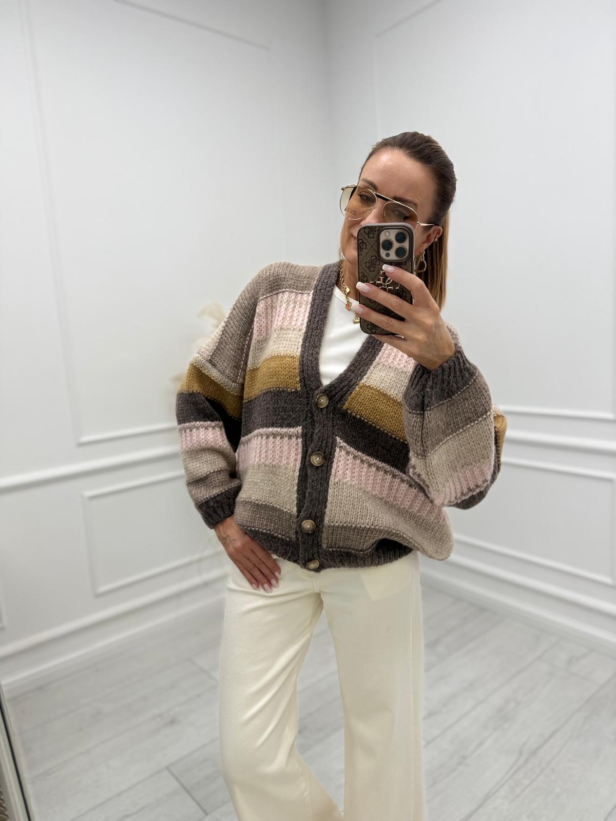 Sweter POLA w Szerokie Pasy z Pudrowym 