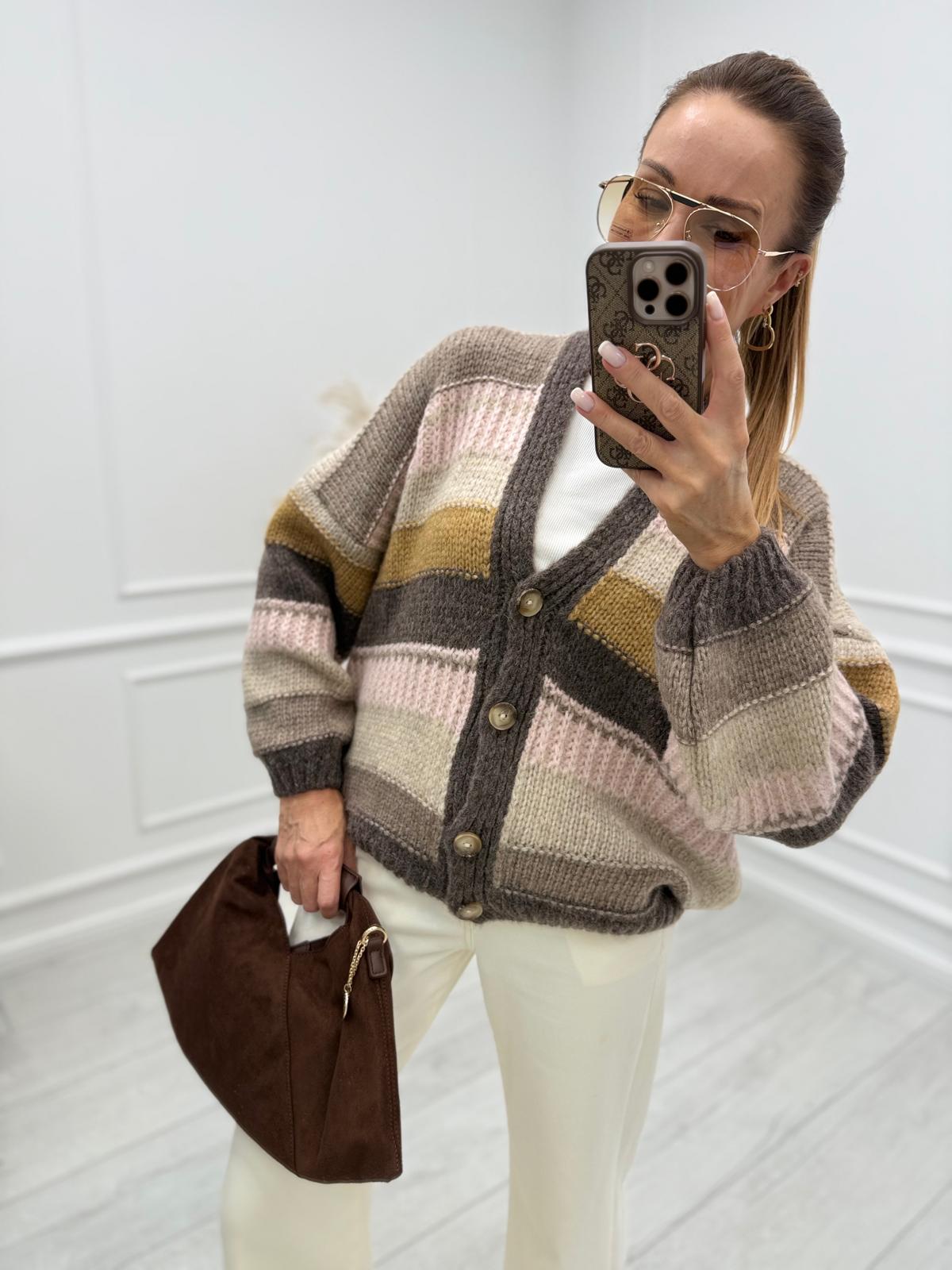 Sweter POLA w Szerokie Pasy z Pudrowym 