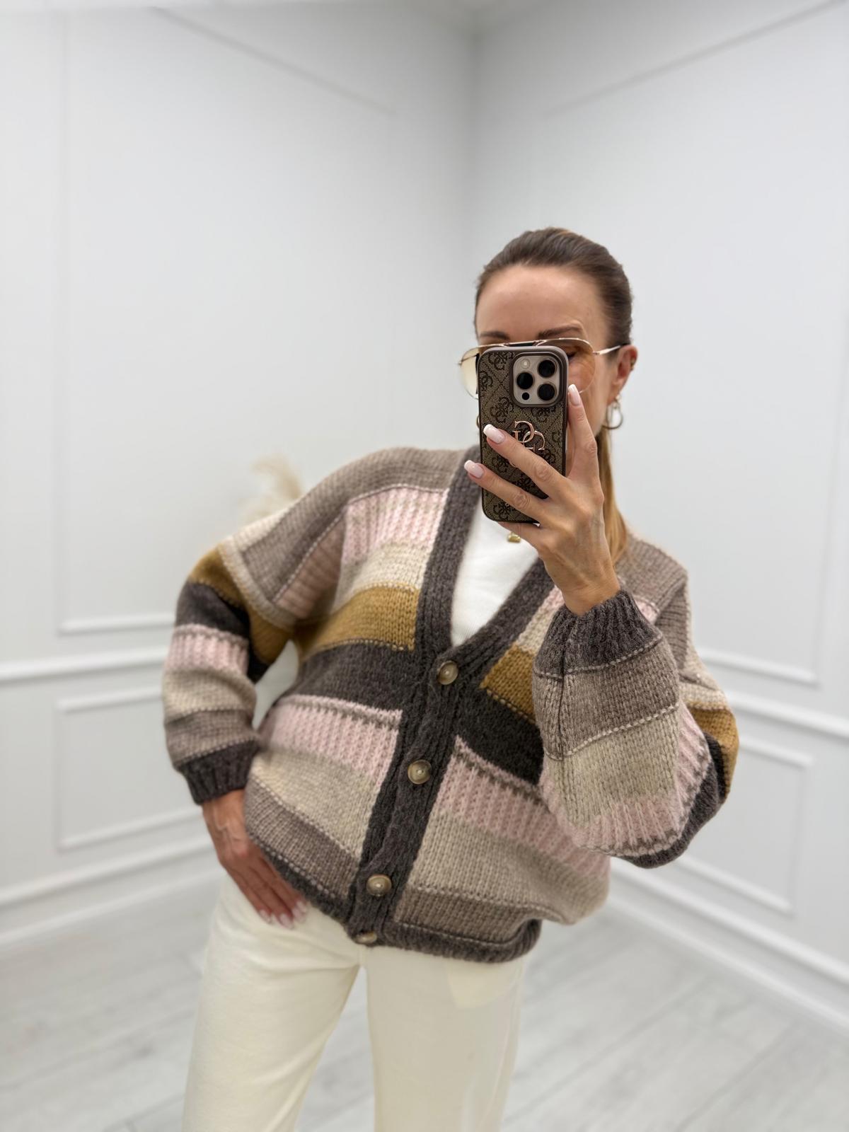 Sweter POLA w Szerokie Pasy z Pudrowym 